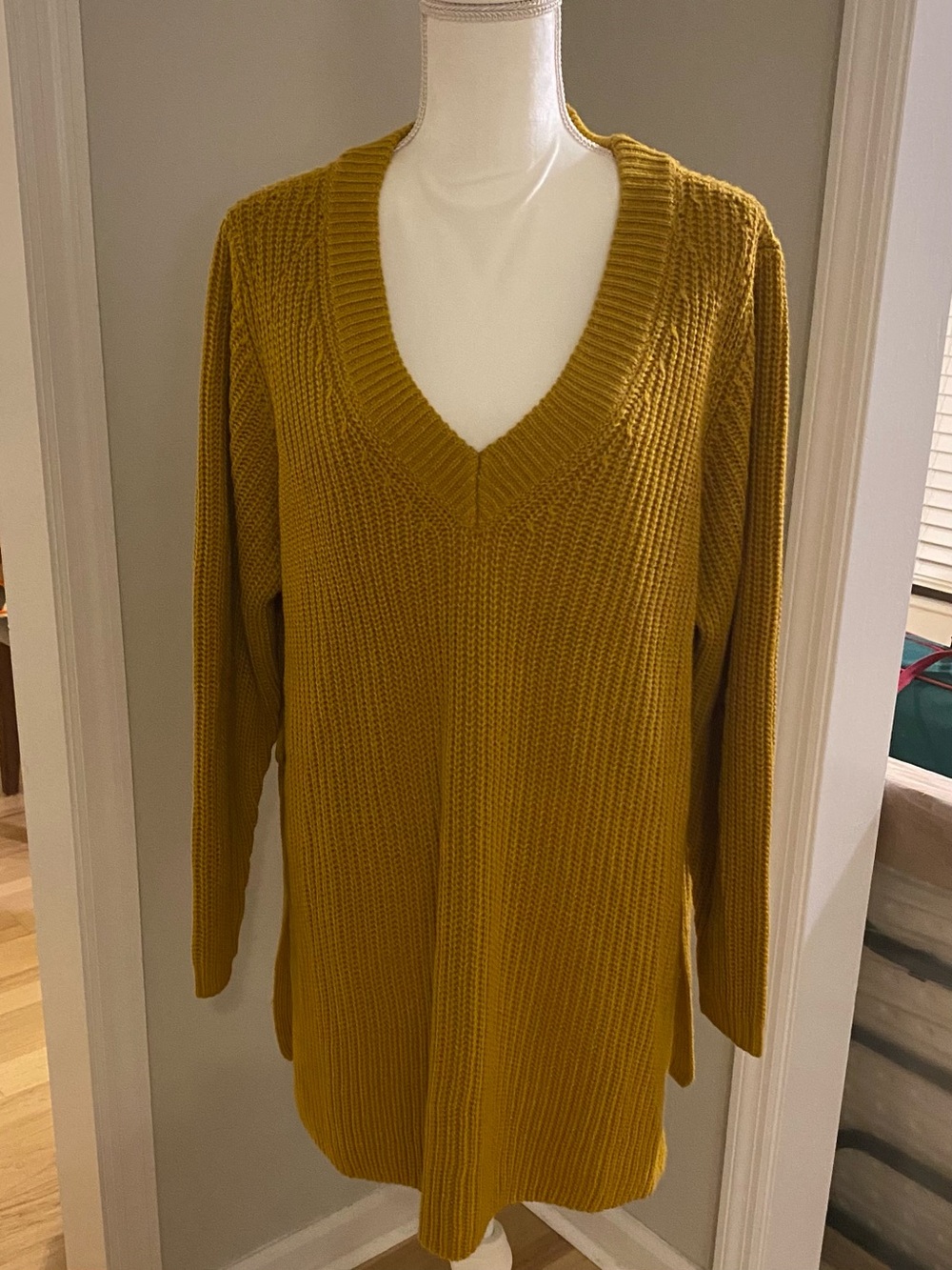 Women's V-Neck Longline Knit Sweater Mustard Yellow Size 22/24 NWT